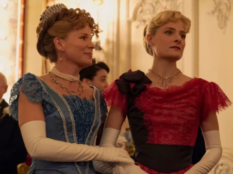 Kelli O’Hara (à esq.) e Louisa Jacobson em A Idade Dourada Kelli O’Hara (à esq.) e Louisa Jacobson em A Idade Dourada