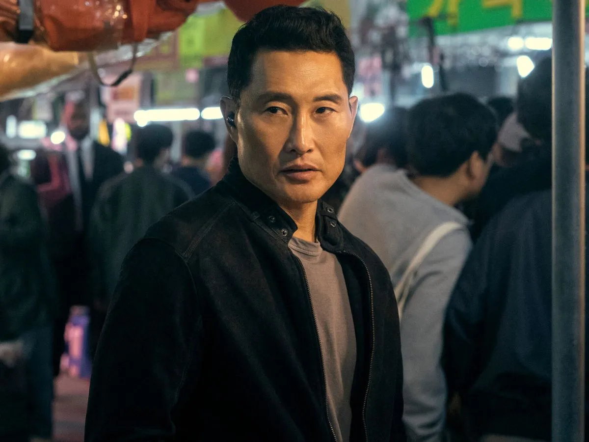 Daniel Dae Kim em cena de Agente Butterfly