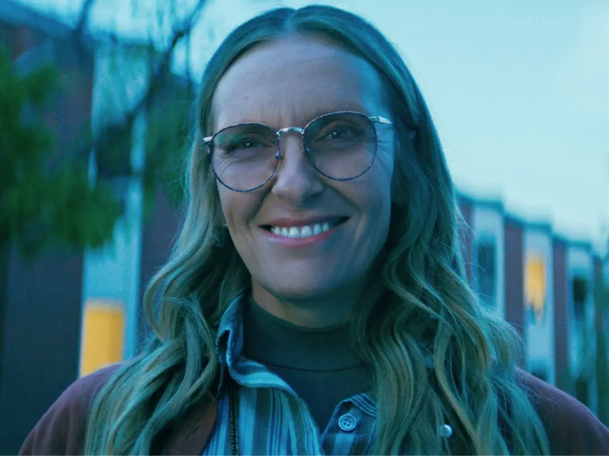 Toni Collette em cena de Desobedientes