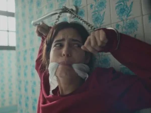 Julia Dalavia em cena de Dias Perfeitos