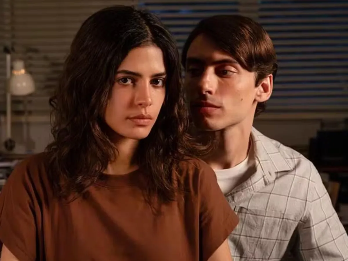 Julia Dalavia e Jaffar Bambirra em Dias Perfeitos