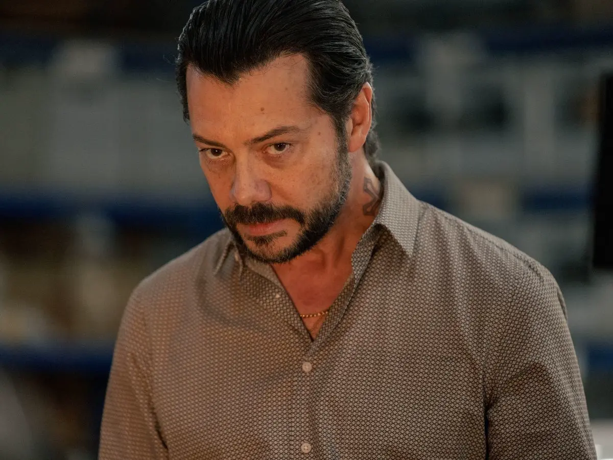 Álvaro Morte em cena de Duas Covas