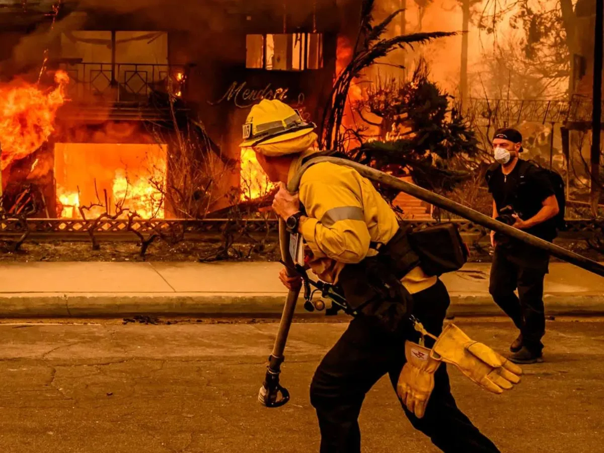 Bombeiro em ação durante incêndios florestais de Los Angeles, em 2025