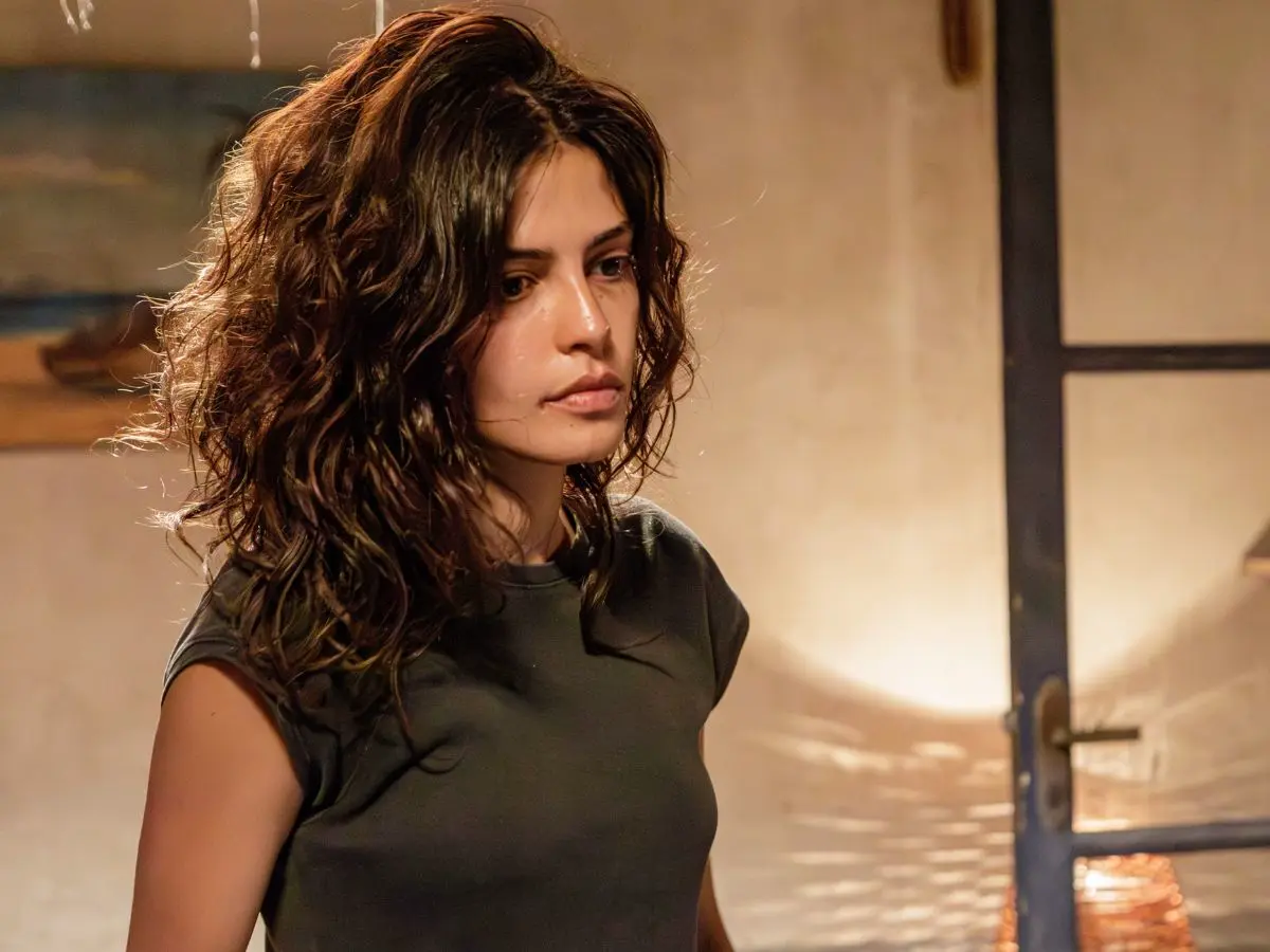 Julia Dalavia na série Dias Perfeitos