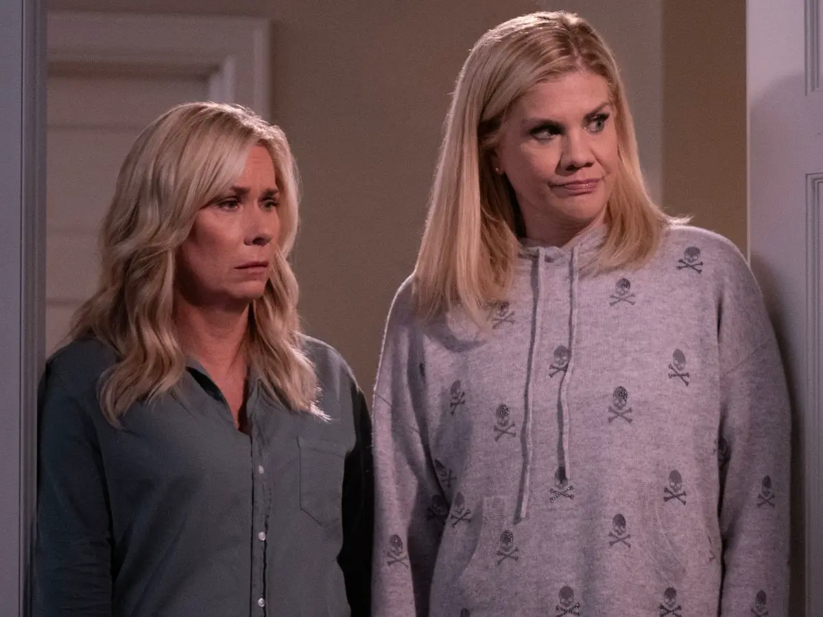 Leanne Morgan (à esq.) com Kristen Johnston na sitcom Leanne