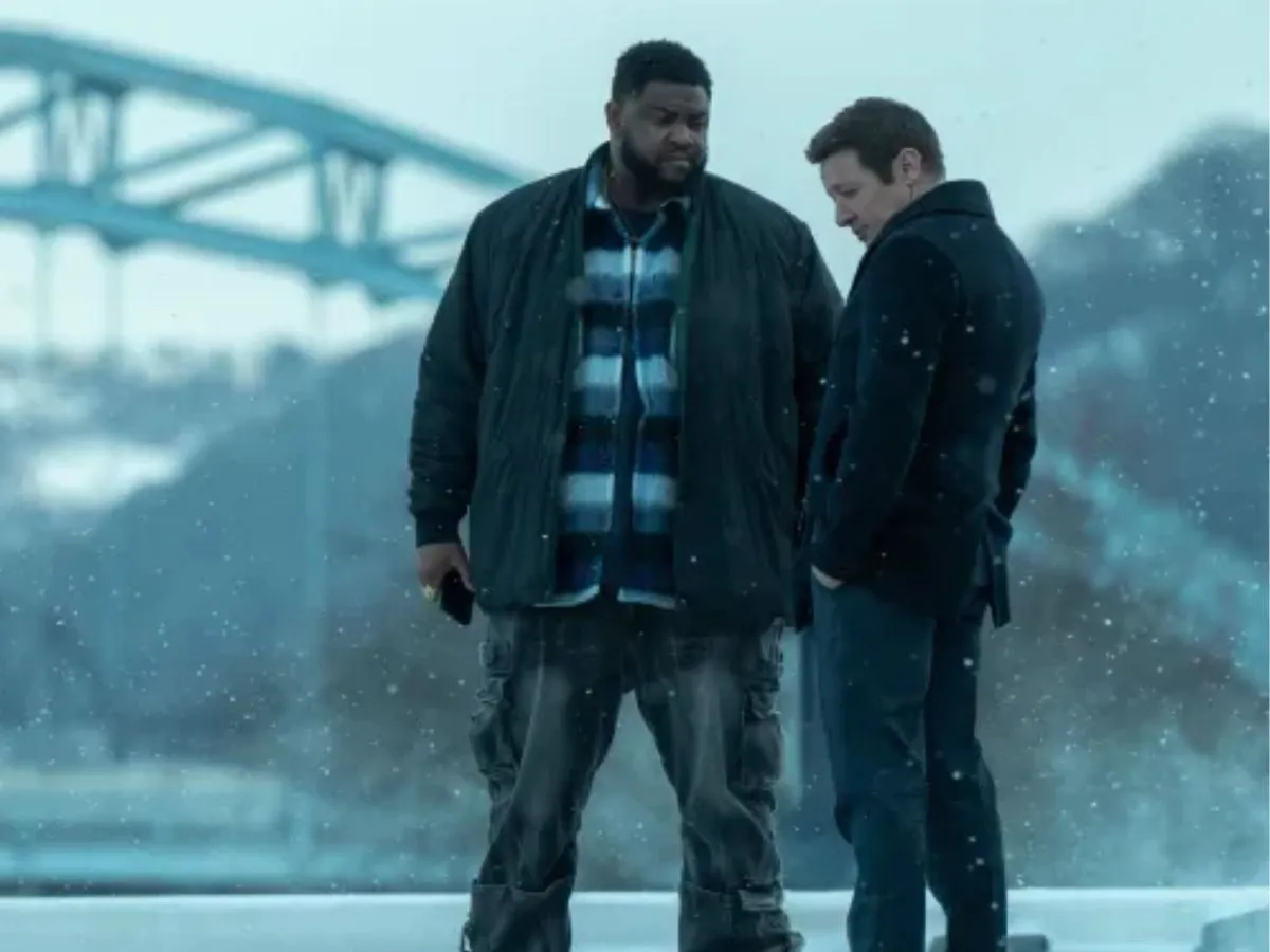 Tobi Bamtefa (à esq.) e Jeremy Renner em Mayor of Kingstown 4