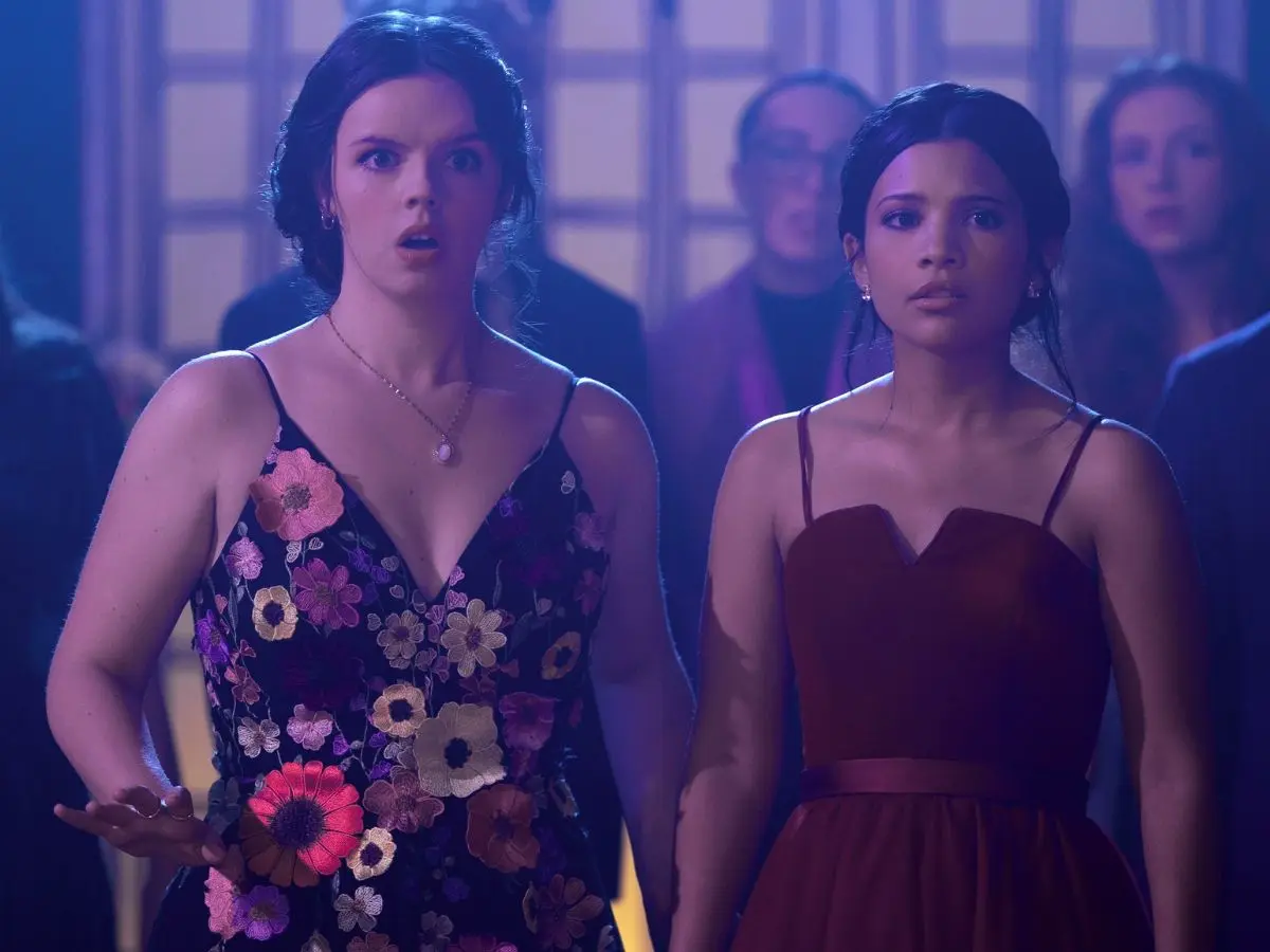 Ellie O’Brien (à esq.) com Nikki Rodriguez em Minha Vida com a Família Walter 2