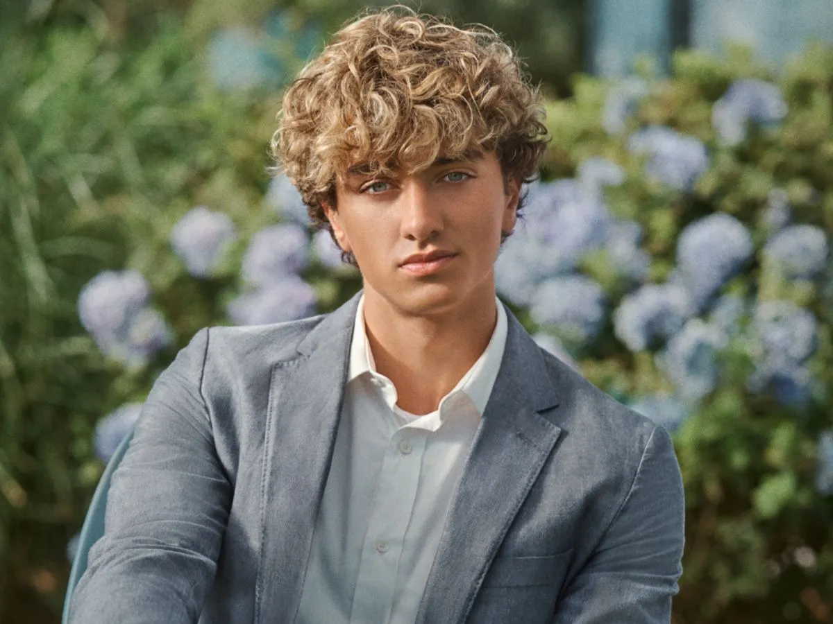 Gavin Casalegno em pôster de O Verão que Mudou Minha Vida