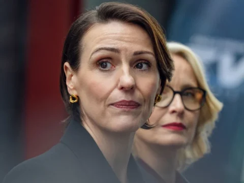 Suranne Jones e Julie Delpy (ao fundo) em Refém Suranne Jones e Julie Delpy (ao fundo) em Refém