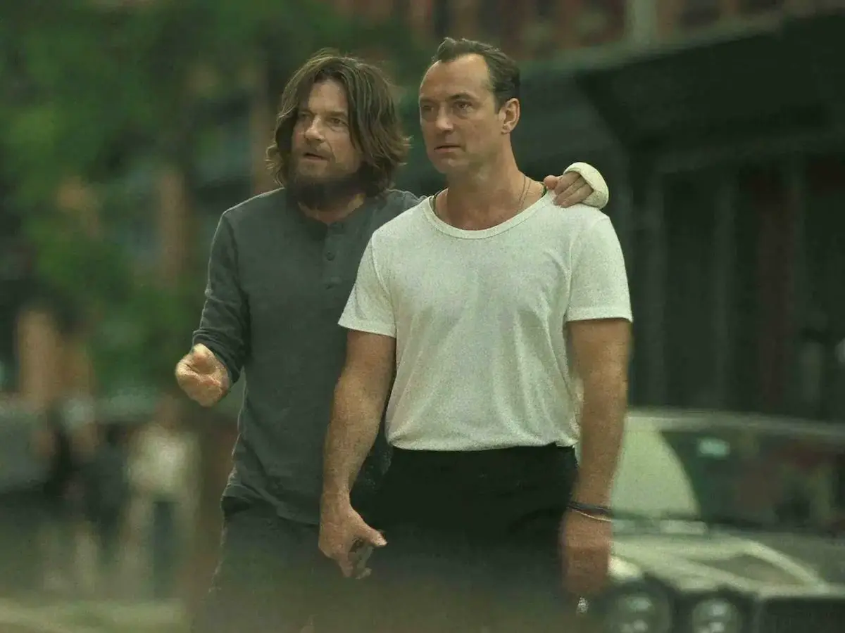 Jason Bateman (à esq.) com Jude Law em Black Rabbit