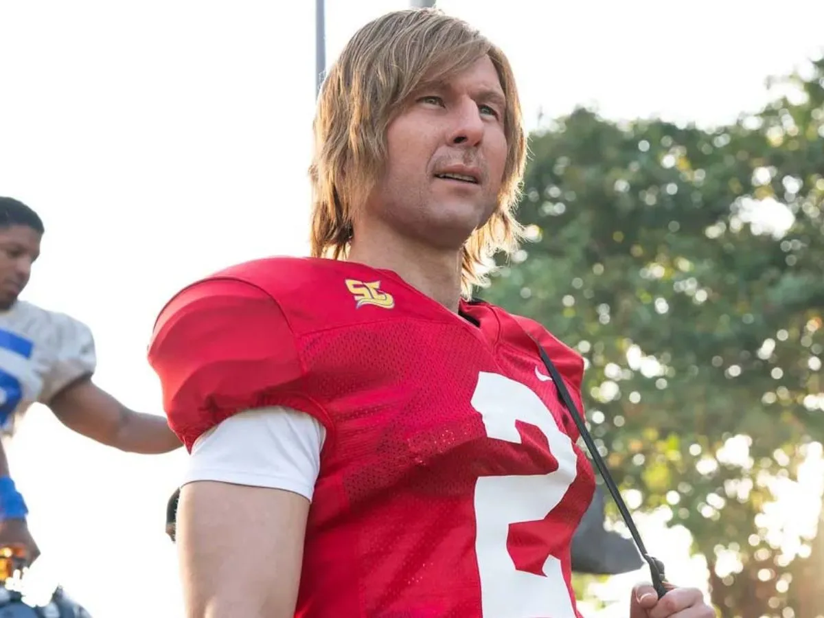Glen Powell em cena de Chad Powers