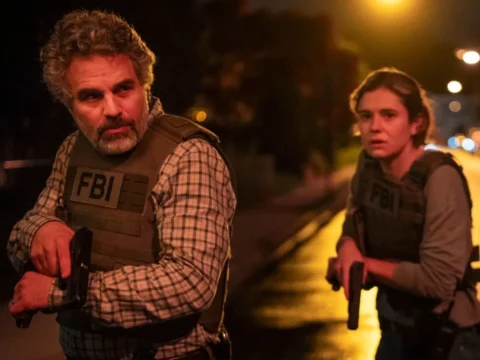 Mark Ruffalo e Alison Oliver em cena de Task Mark Ruffalo e Alison Oliver em cena de Task