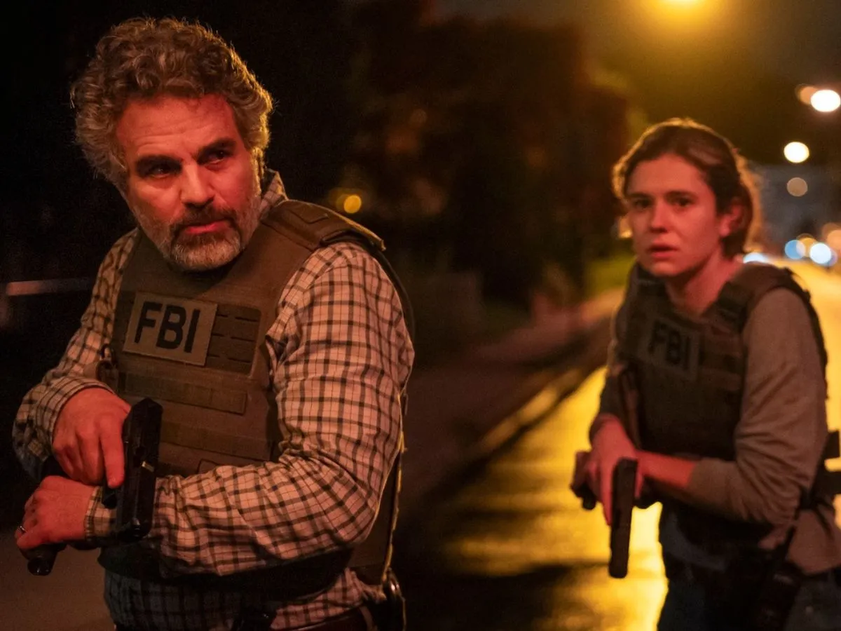 Mark Ruffalo e Alison Oliver em cena de Task