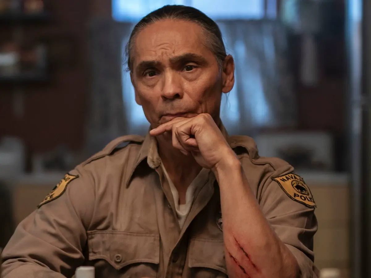 Zahn McClarnon em cena de Dark Winds