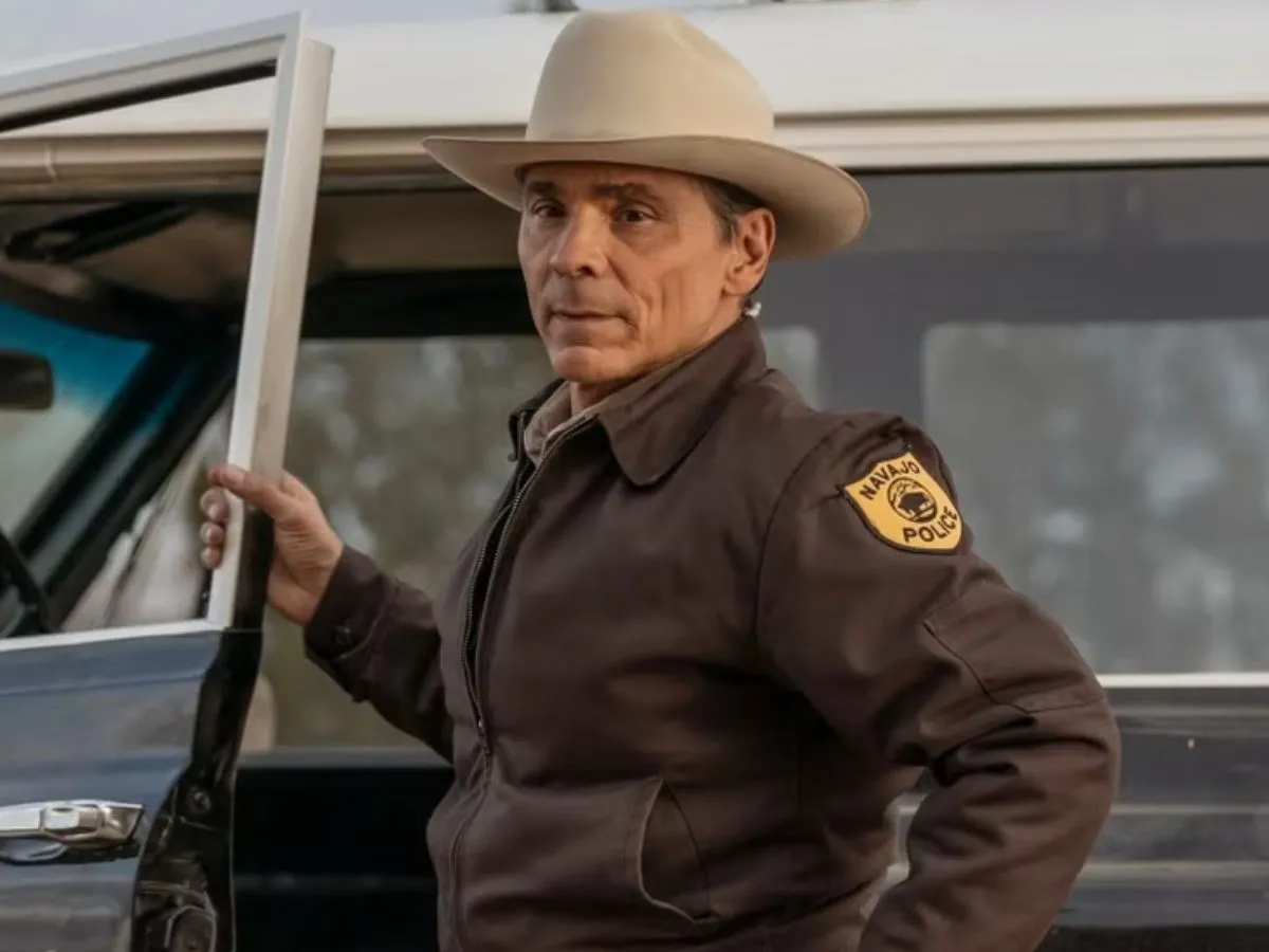 Zahn McClarnon em cena de Dark Winds