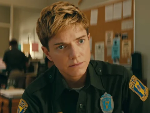 Mae Martin em cena de Desobedientes Mae Martin em cena de Desobedientes