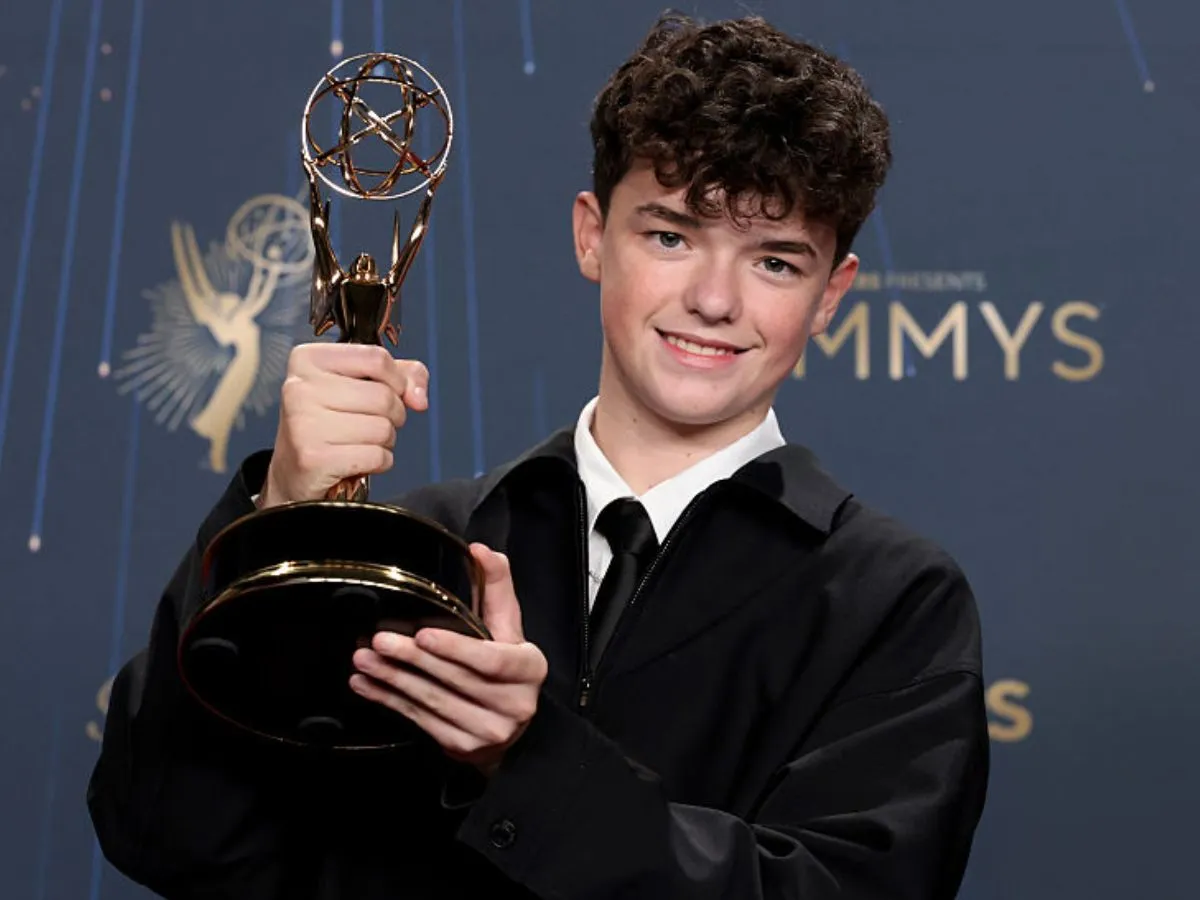 Owen Cooper segura estatueta ganha no Emmy de 2025