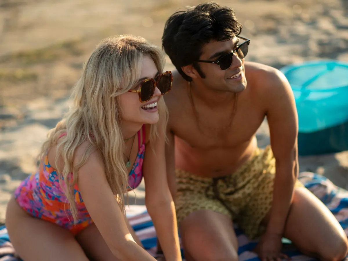 Emily Alyn Lind com Shubham Maheshwari em Mentirosos