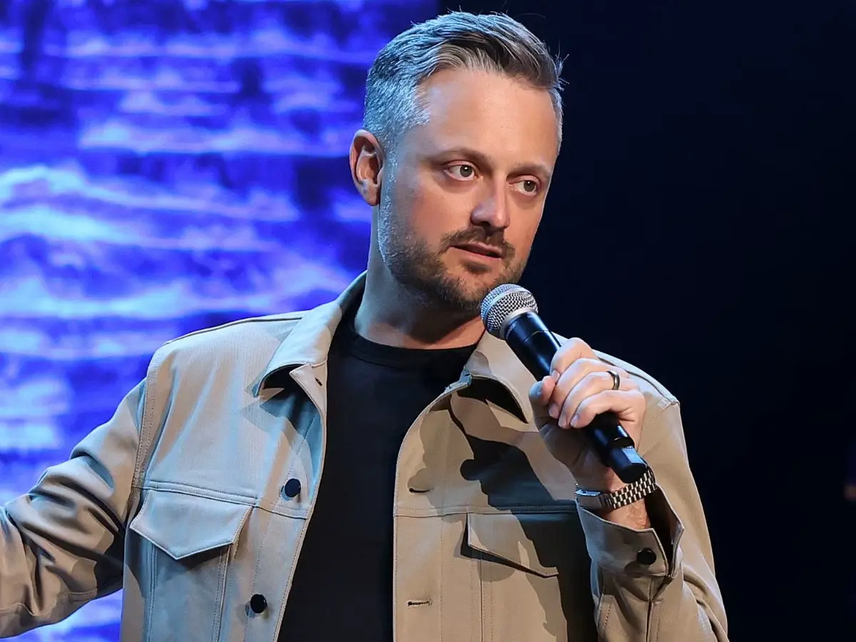 Nate Bargatze durante apresentação de stand-up