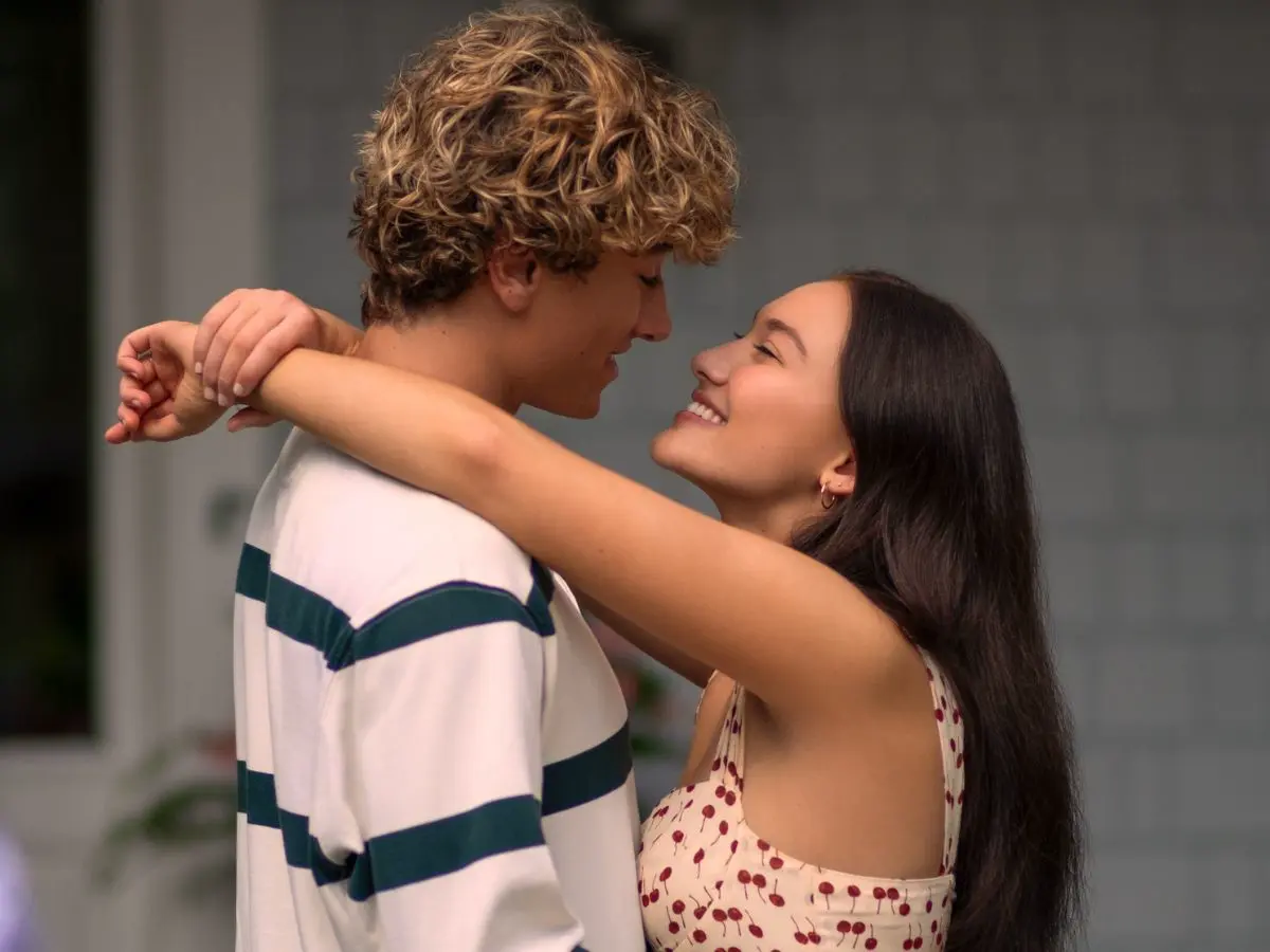 Gavin Casalegno com Lola Tung em O Verão que Mudou Minha Vida