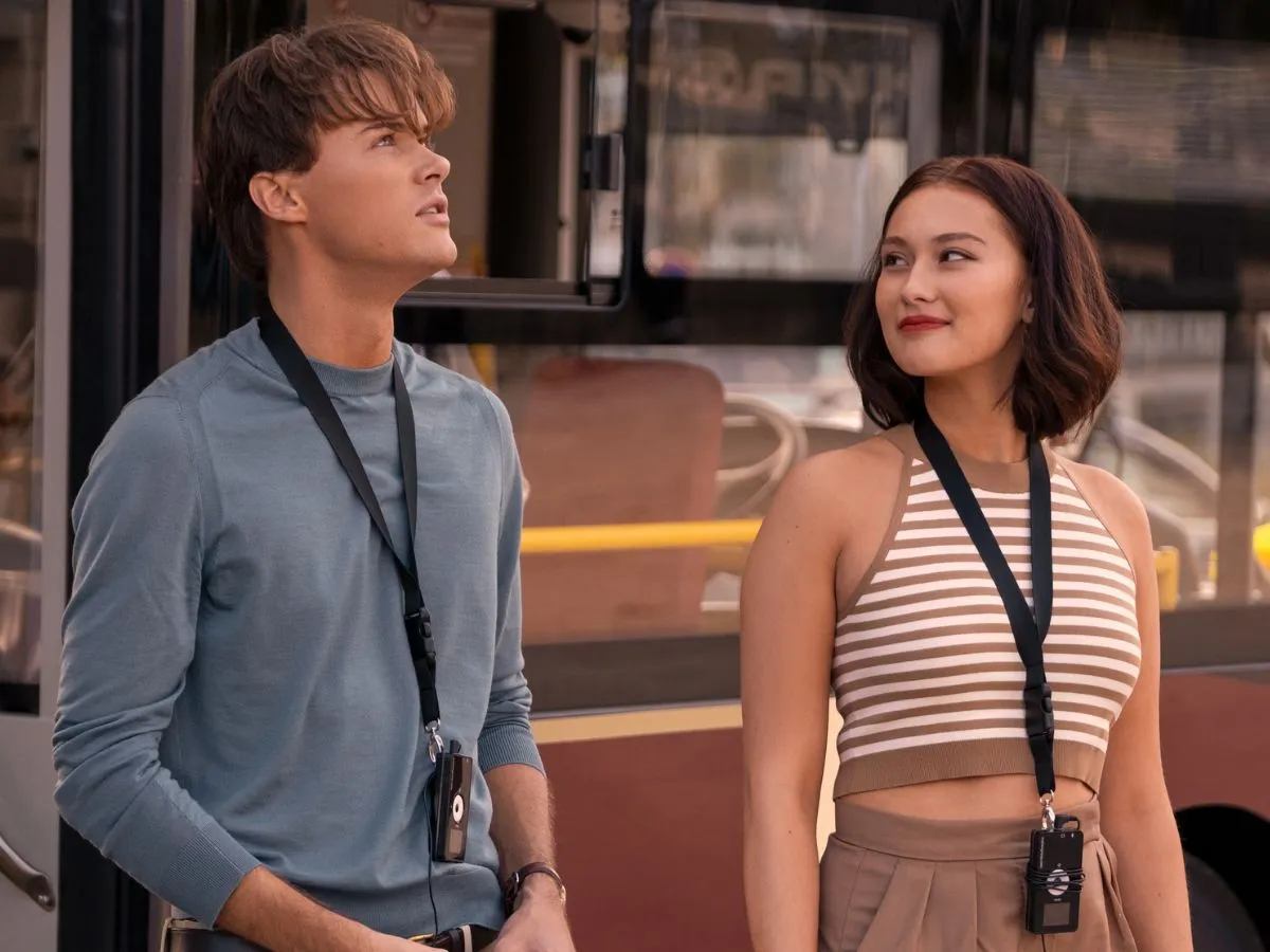 Christopher Briney e Lola Tung no final da série O Verão que Mudou Minha Vida