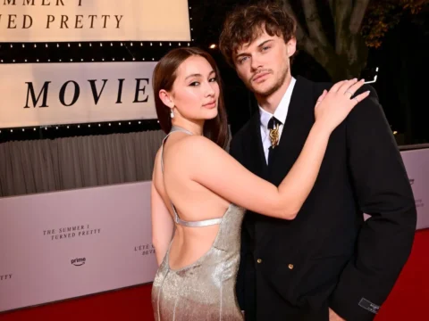 Lola Tung com Christopher Briney em evento de O Verão que Mudou Minha Vida Lola Tung com Christopher Briney em evento de O Verão que Mudou Minha Vida