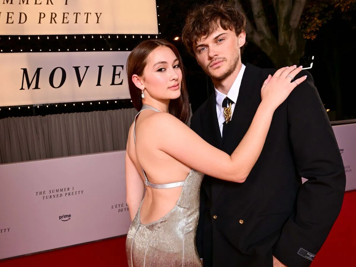 Lola Tung com Christopher Briney em evento de O Verão que Mudou Minha Vida
