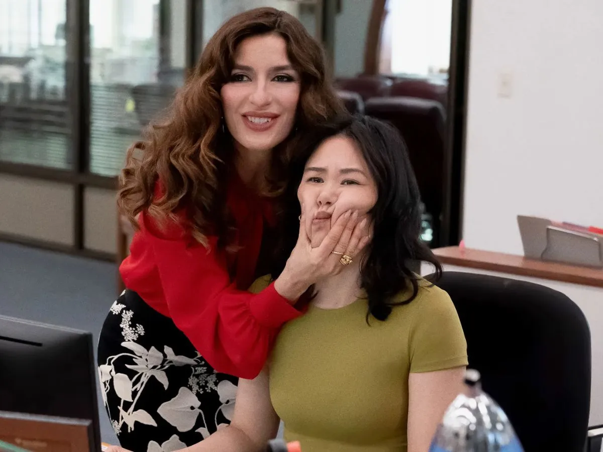 Sabrina Impacciatore (em pé) com Ramona Young em The Paper