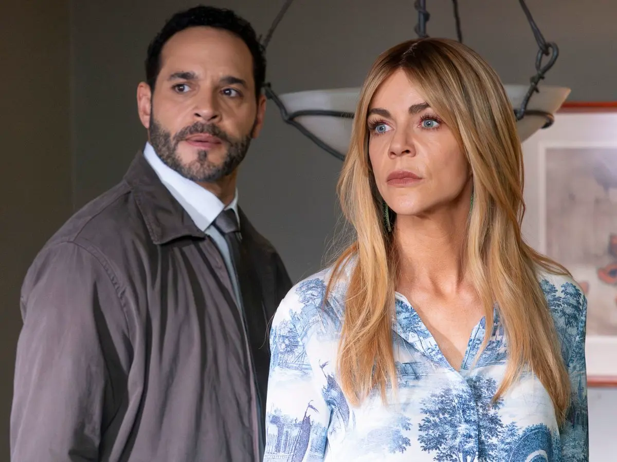 Daniel Sunjata com Kaitlin Olson em Uma Mente Excepcional