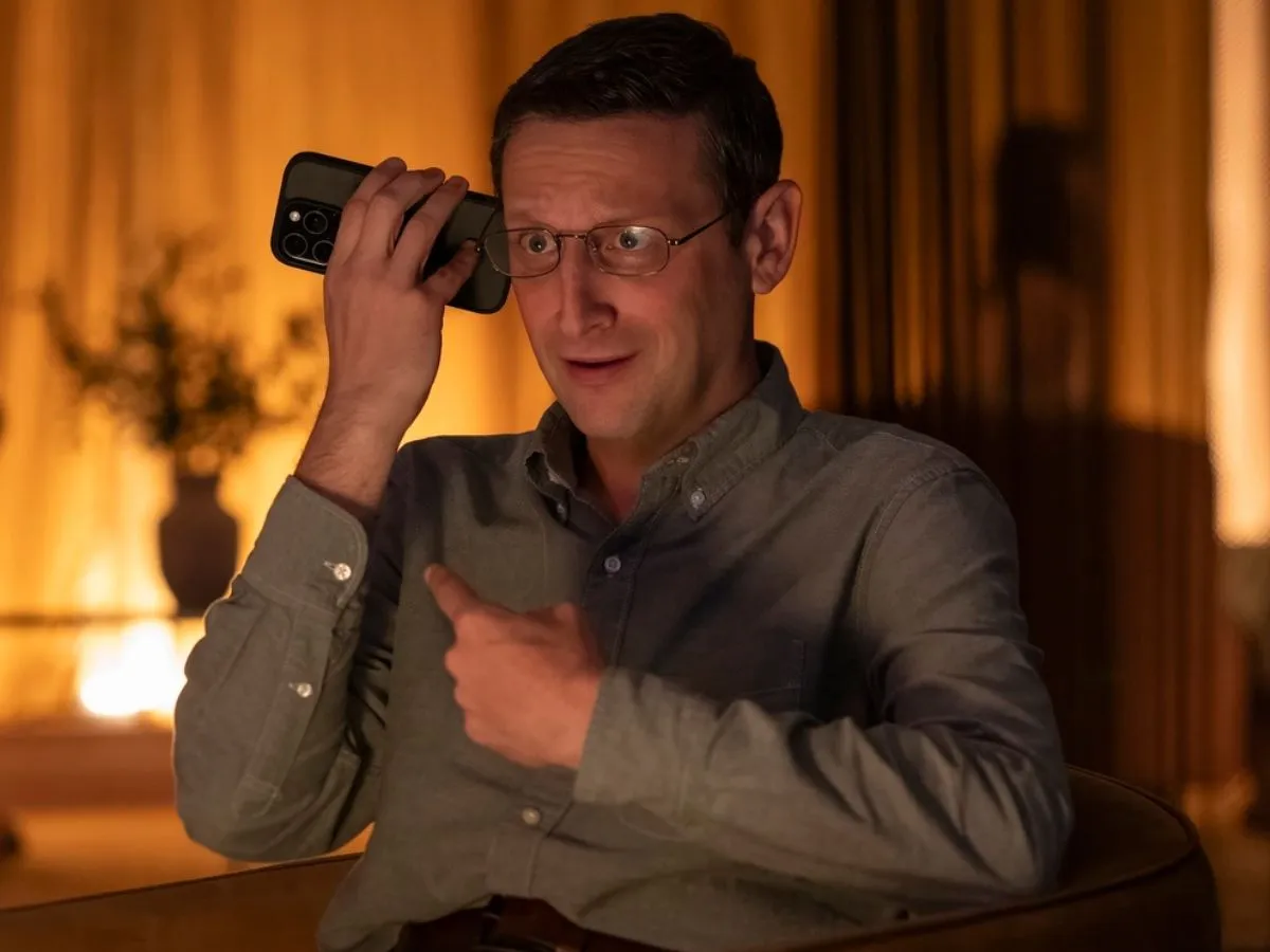 Tim Robinson na comédia A Cadeira