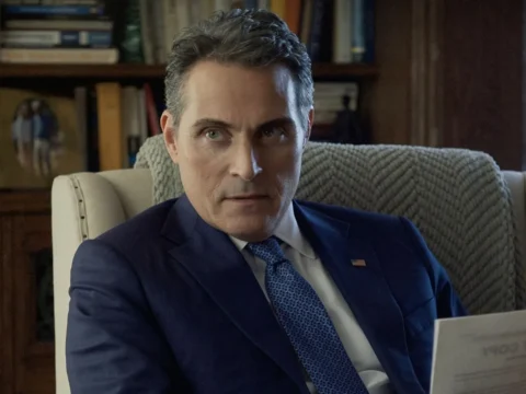 Rufus Sewell na 3ª temporada de A Diplomata Rufus Sewell na 3ª temporada de A Diplomata