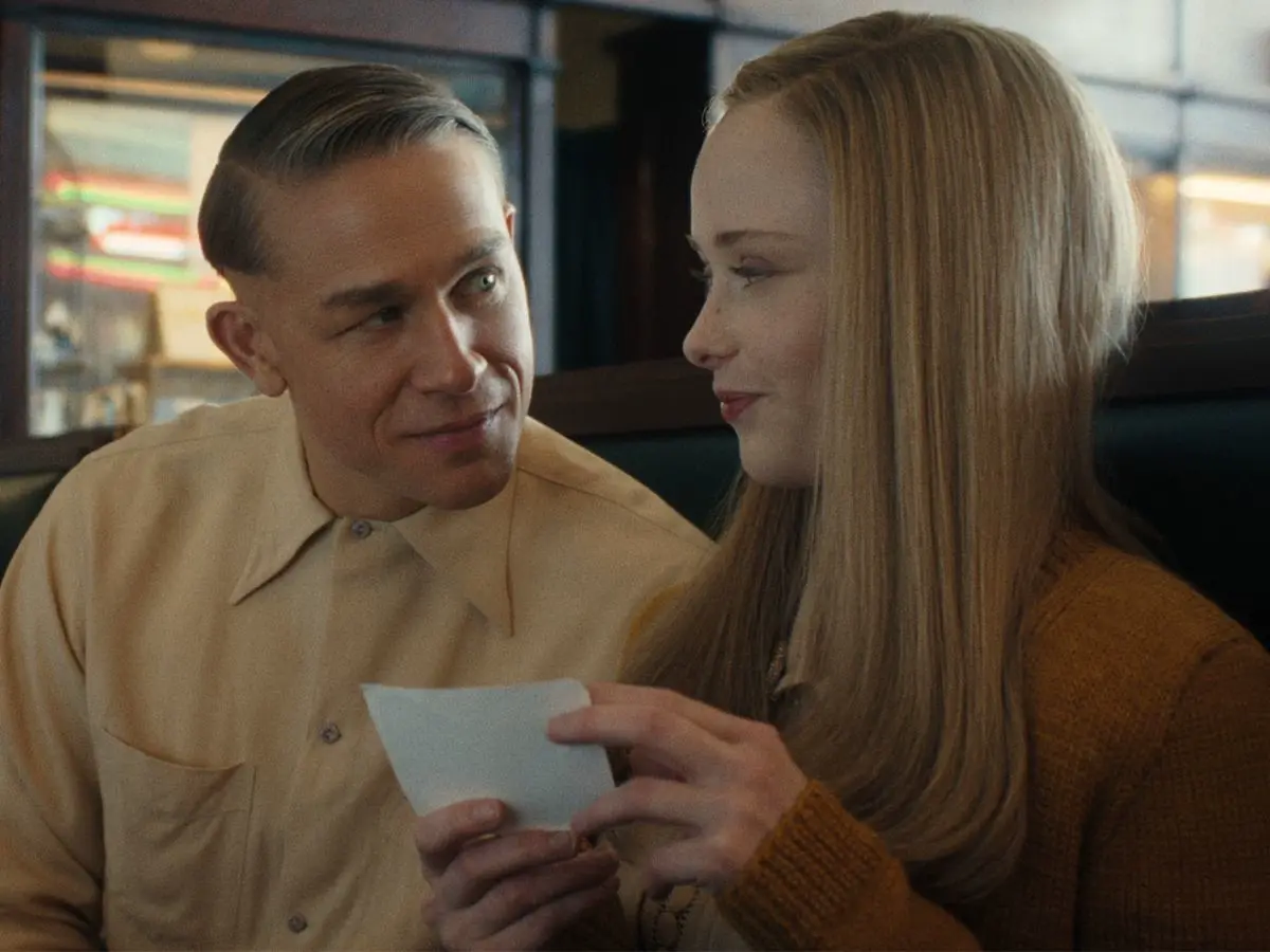 Charlie Hunnam com Suzanna Son em Monstro: Ed Gein