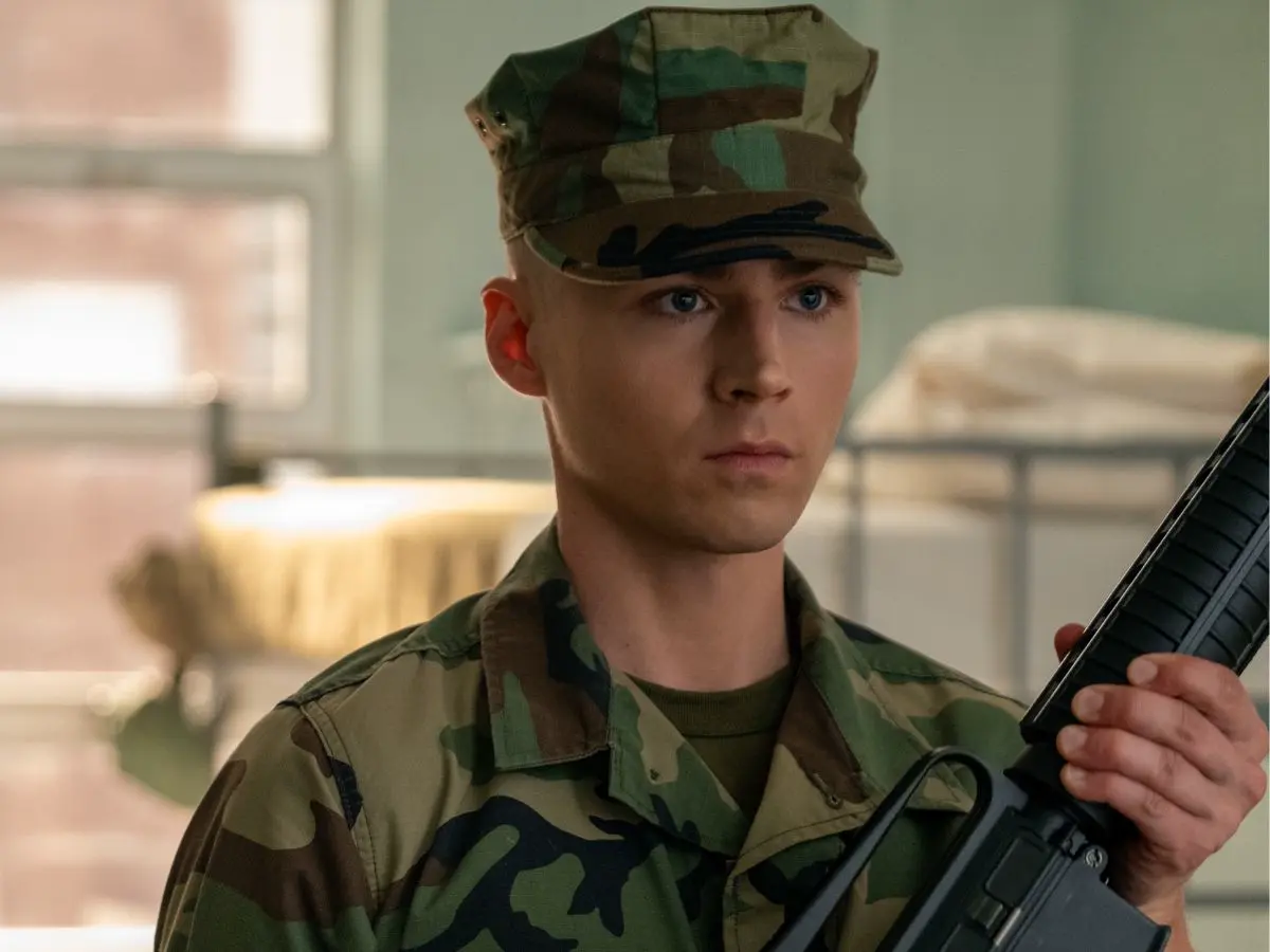 Miles Heizer em cena de Boots, nova série Netflix