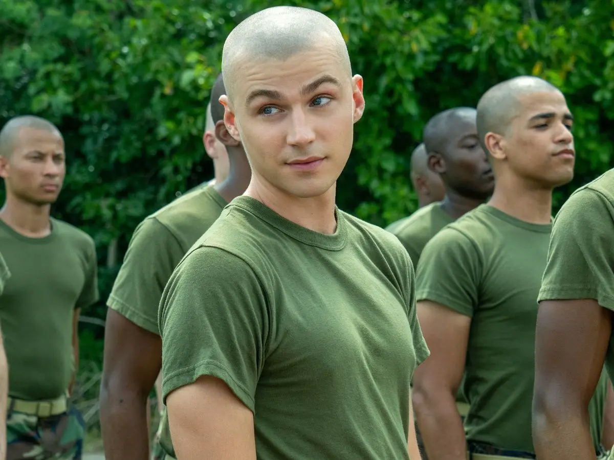 Miles Heizer na série Boots