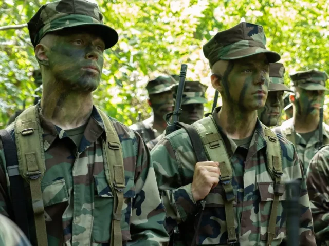 Cena de Boots, comédia dramática militar da Netflix Cena de Boots, comédia dramática militar da Netflix