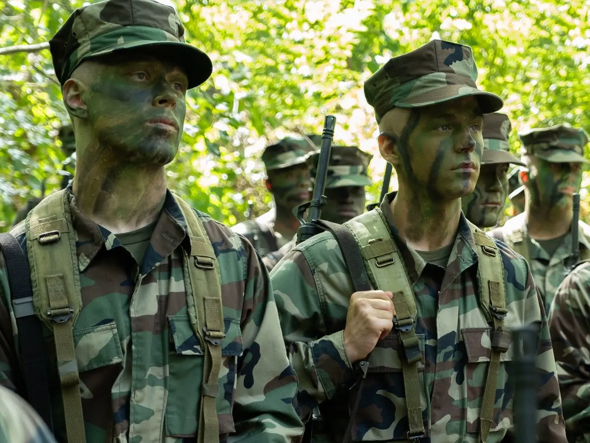 Cena de Boots, comédia dramática militar da Netflix