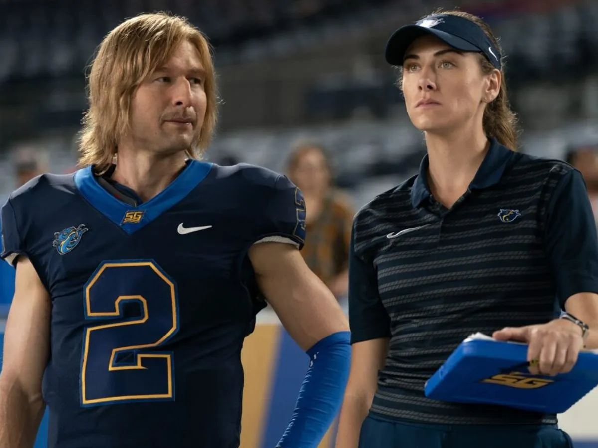 Glen Powell com Perry Mattfeld em Chad Powers