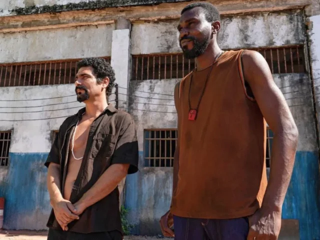 Cena de O Jogo que Mudou a História; origem do Comando Vermelho