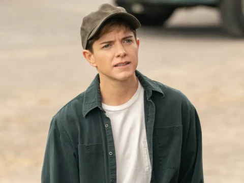 Mae Martin em cena de Desobedientes Mae Martin em cena de Desobedientes