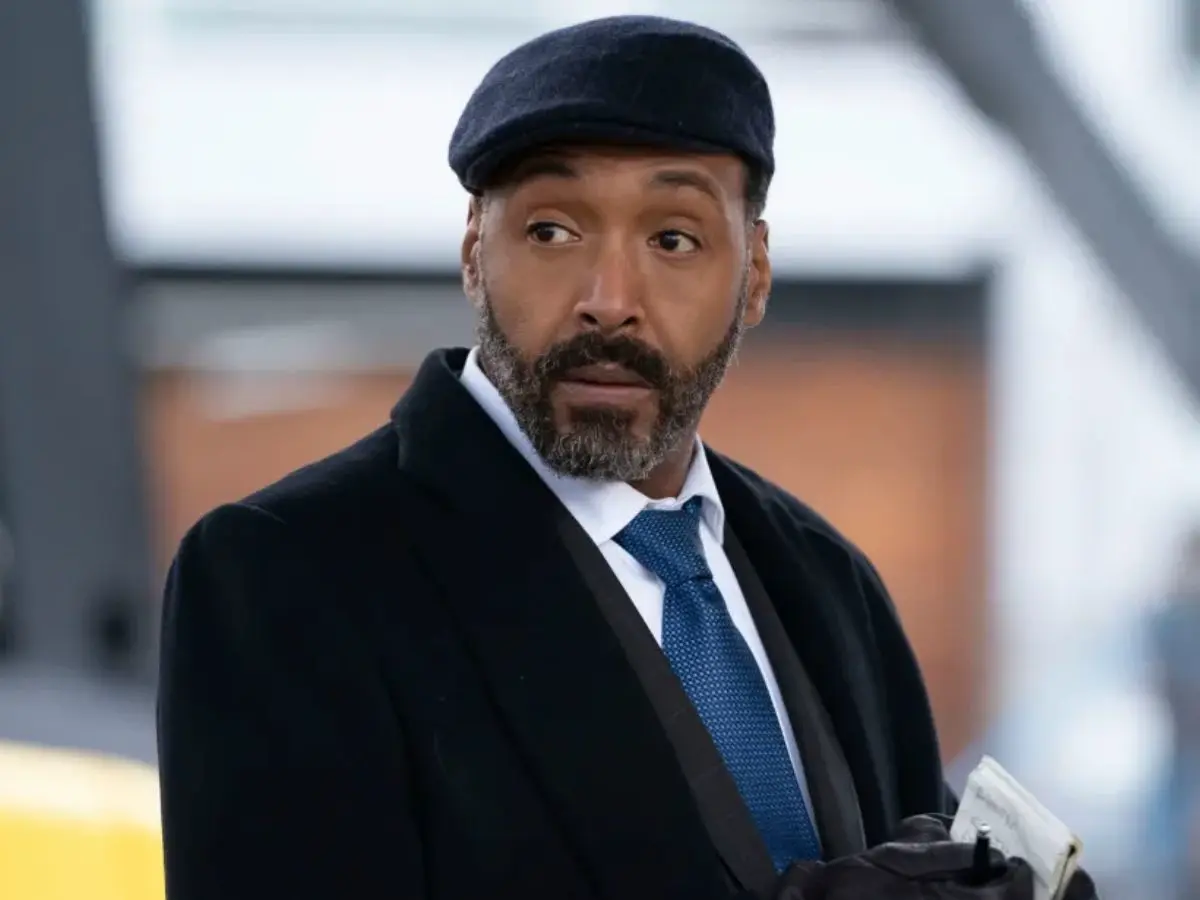Jesse L. Martin em cena de Irracional – A Ciência do Crime