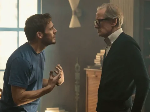 Sam Claflin (à esq.) com Bill Nighy em Lázaro Sam Claflin (à esq.) com Bill Nighy em Lázaro
