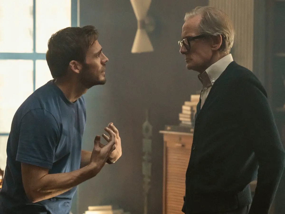 Sam Claflin (à esq.) com Bill Nighy em Lázaro
