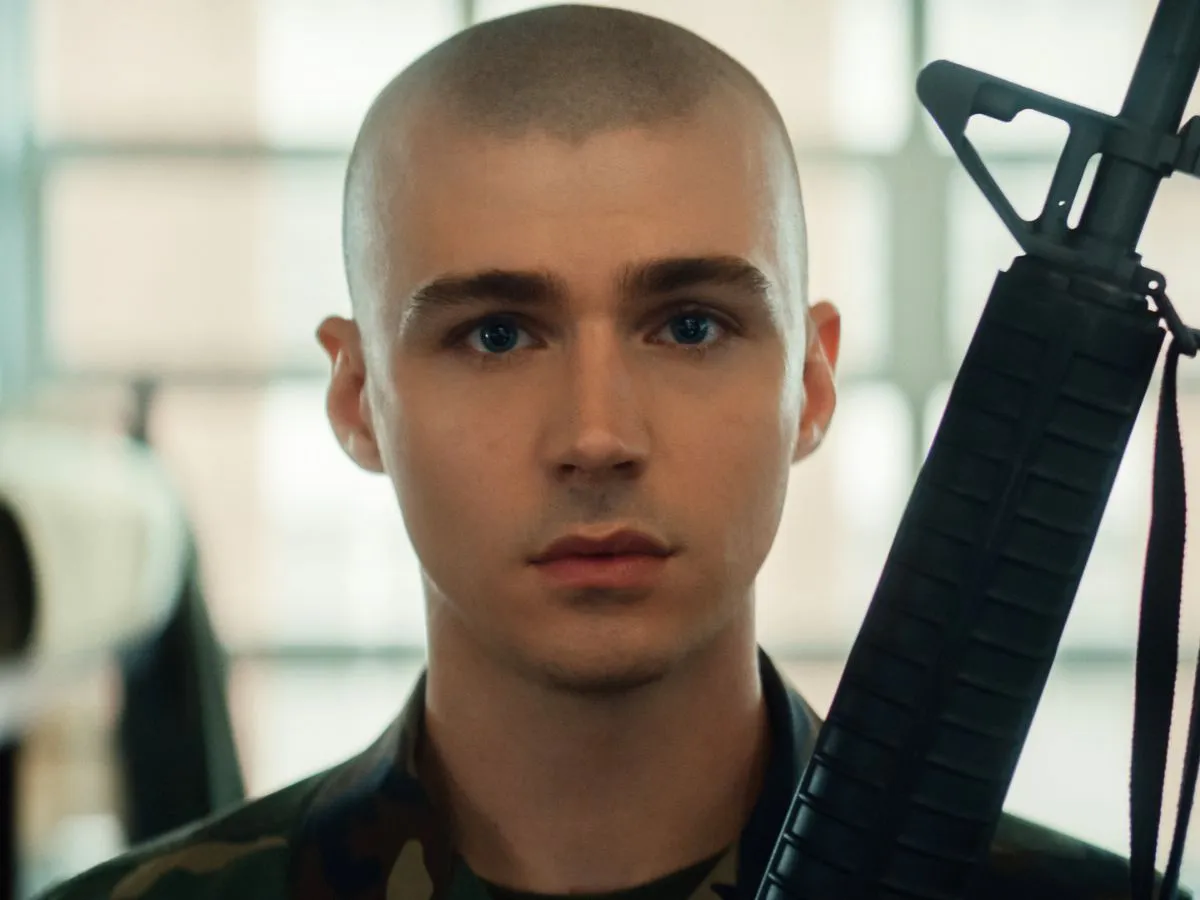 Miles Heizer na série Boots