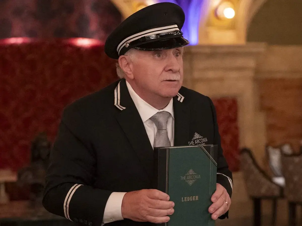 Teddy Coluca na comédia Only Murders in the Building