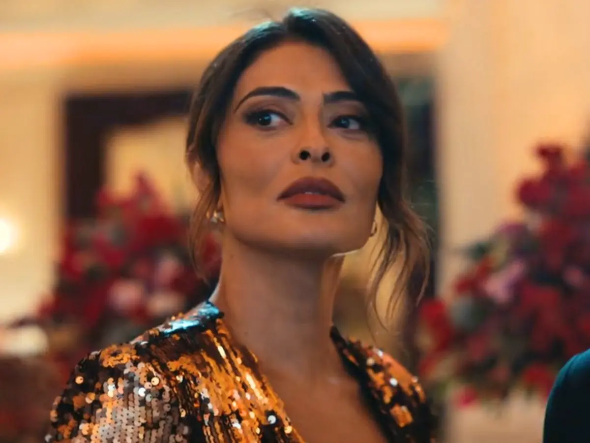 Juliana Paes em cena de Os Donos do Jogo