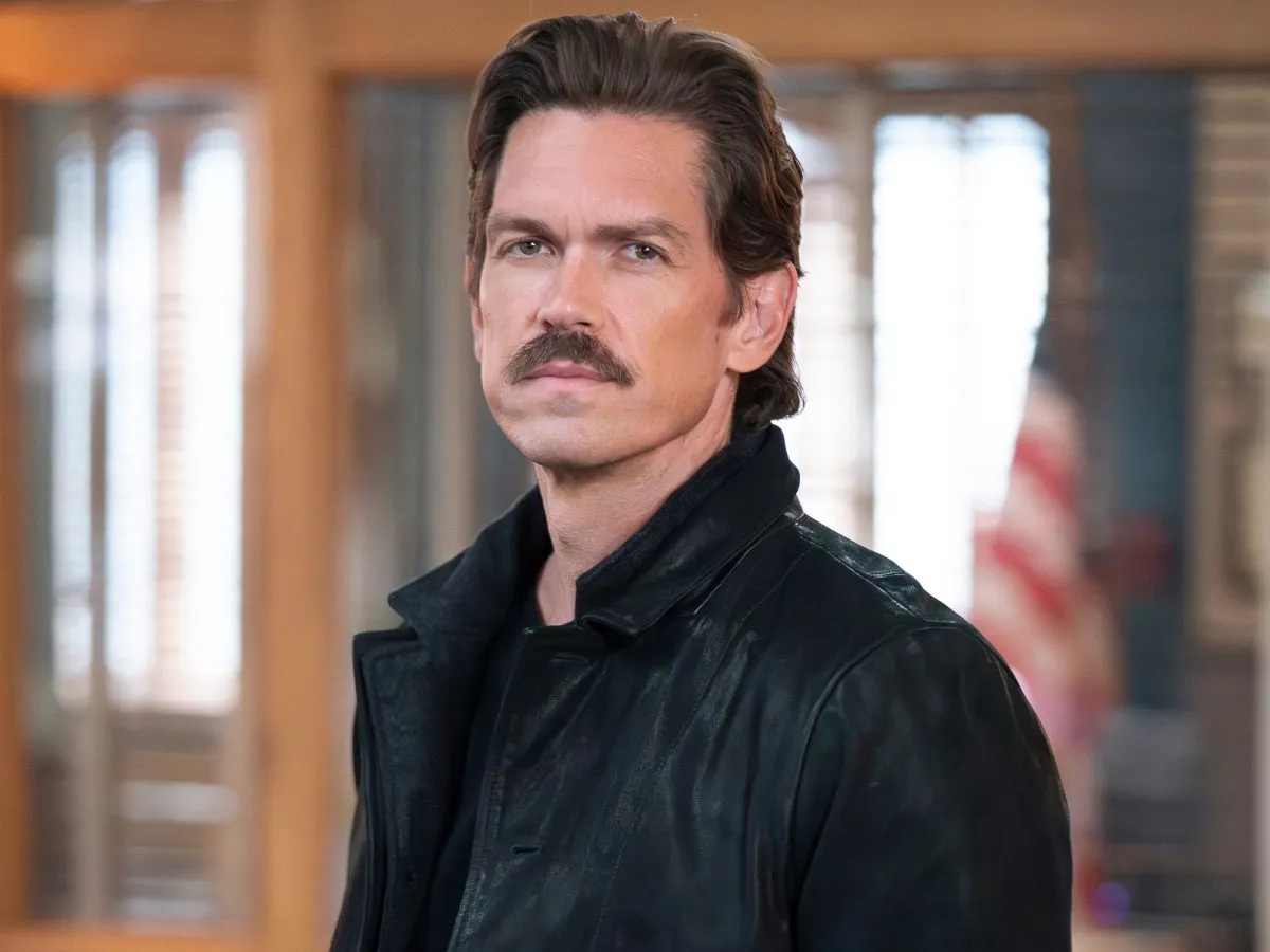 Steve Howey em cena de Uma Mente Excepcional