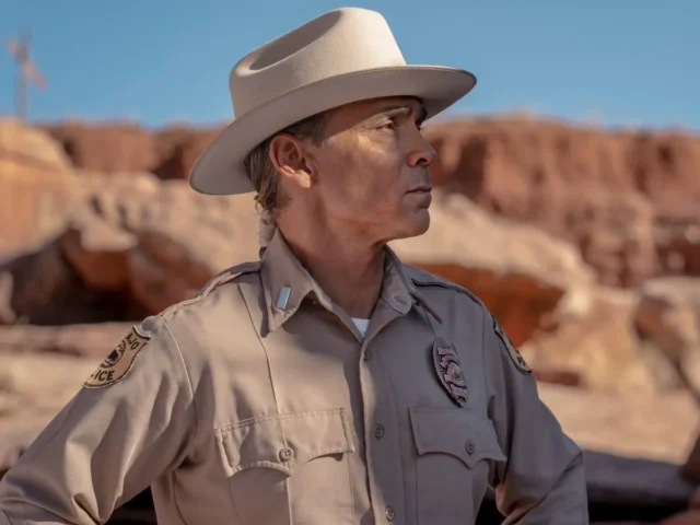 Zahn McClarnon em cena de Dark Winds Zahn McClarnon em cena de Dark Winds