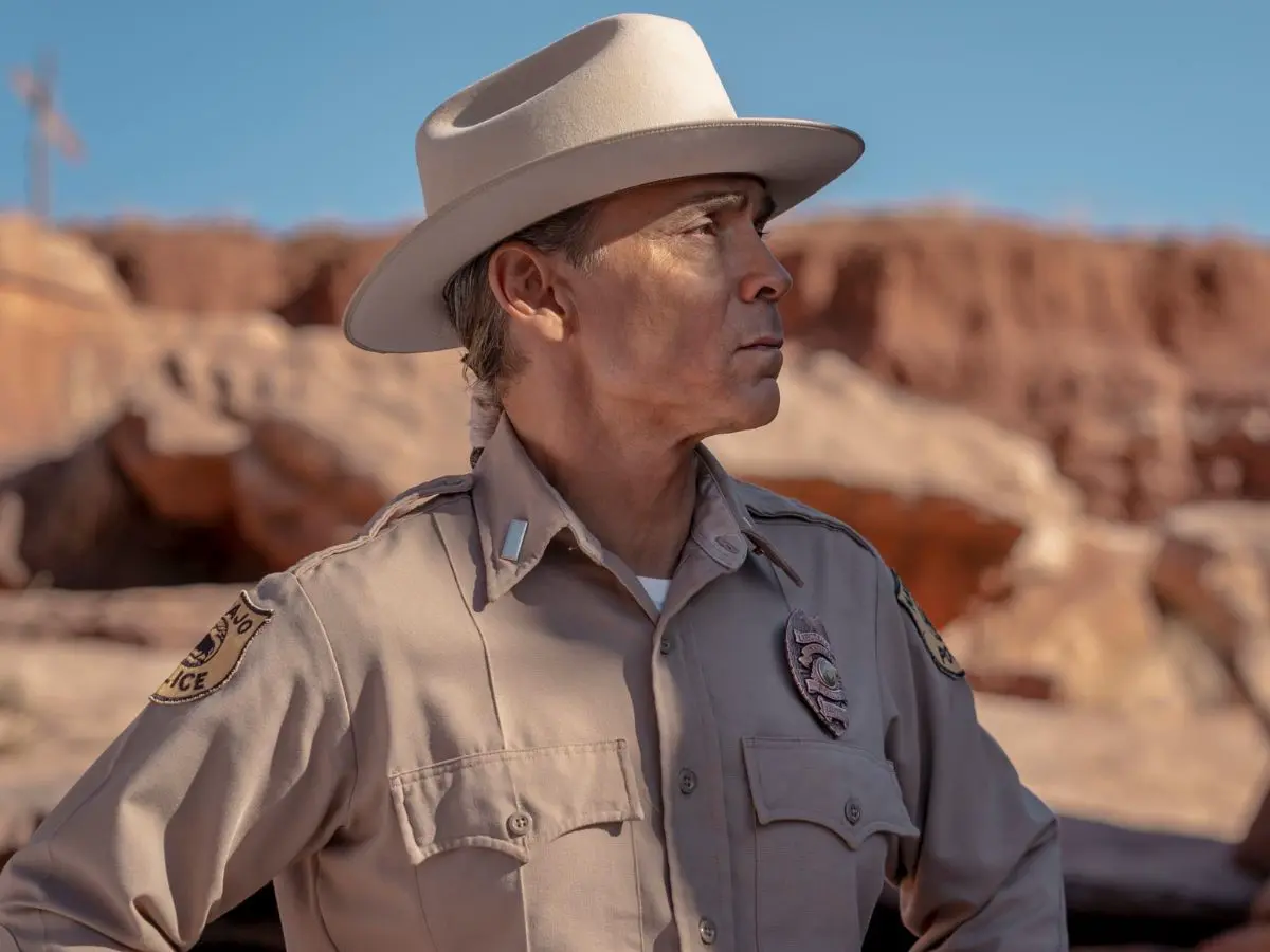 Zahn McClarnon em cena de Dark Winds