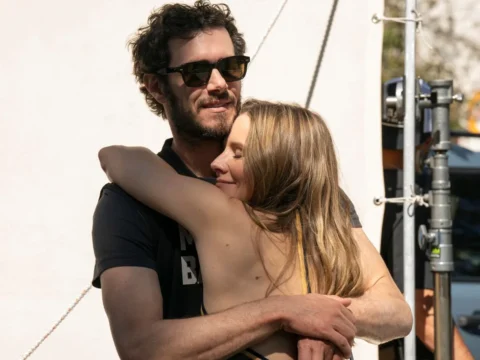 Adam Brody com Kristen Bell nos bastidores de Ninguém Quer Adam Brody com Kristen Bell nos bastidores de Ninguém Quer