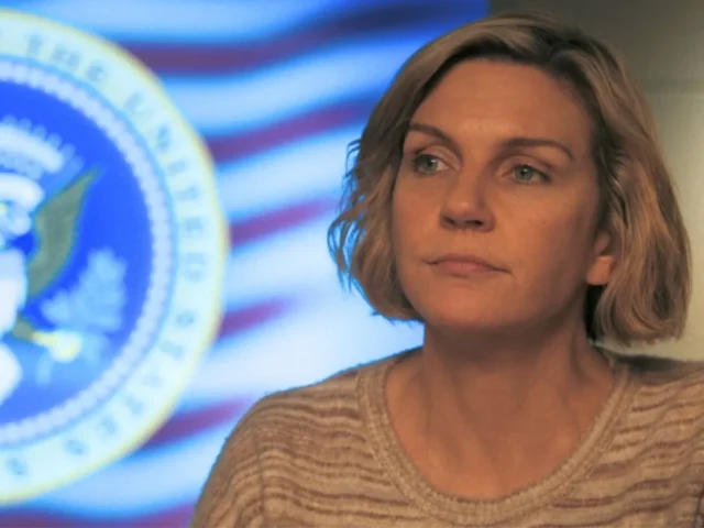 Rhea Seehorn em cena de Pluribus Rhea Seehorn em cena de Pluribus